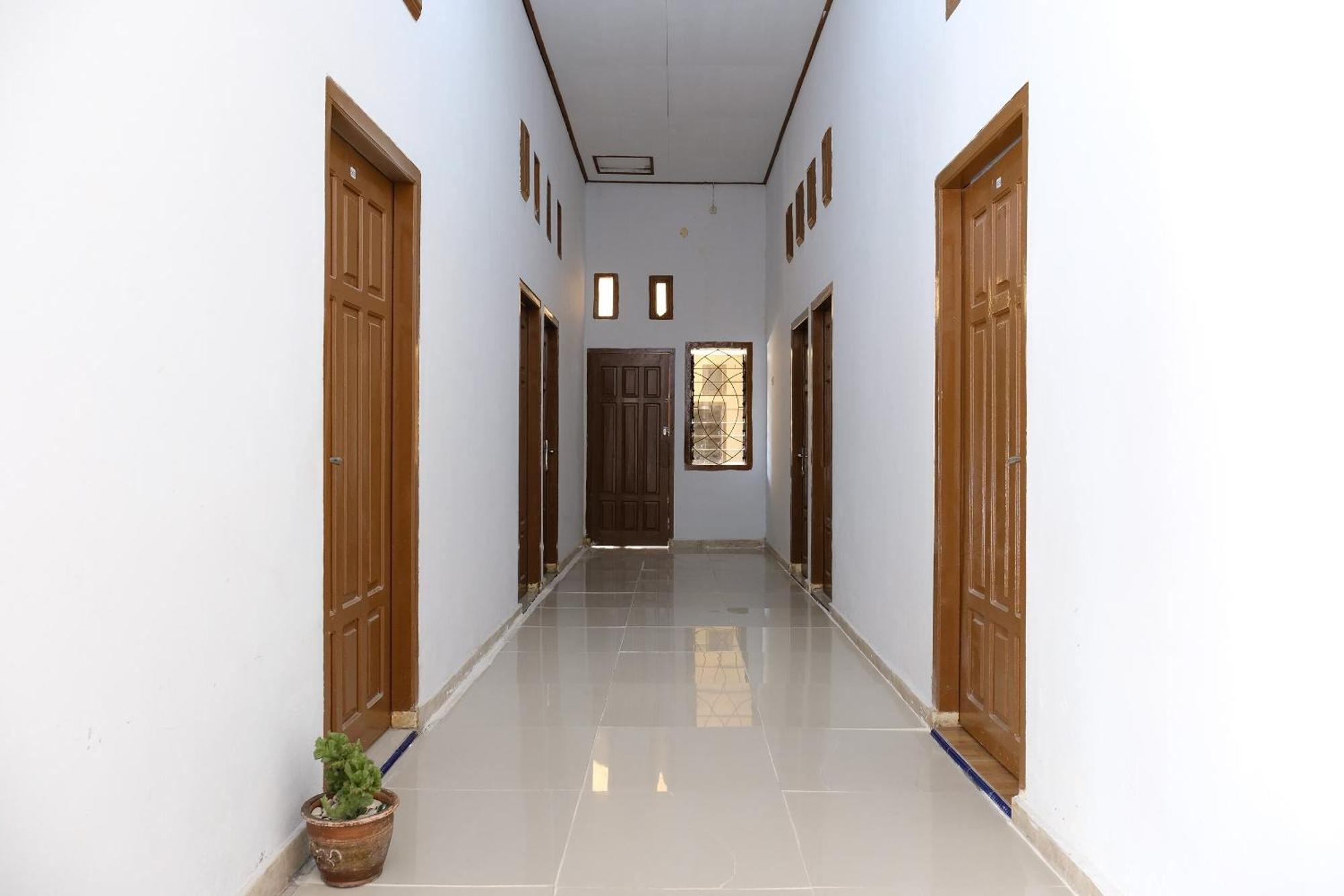 Oyo 2766 Kezia Kost Hotel Tanjung Pandan Exterior photo