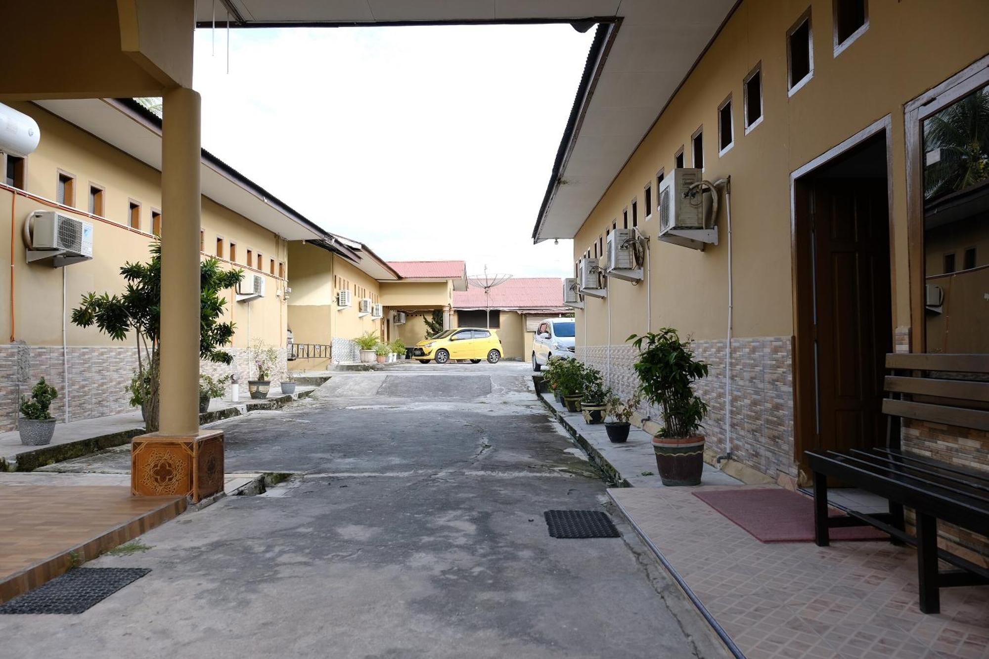 Oyo 2766 Kezia Kost Hotel Tanjung Pandan Exterior photo