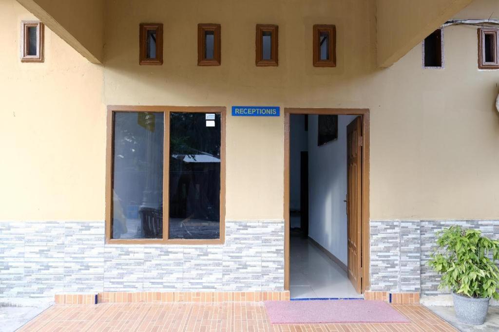 Oyo 2766 Kezia Kost Hotel Tanjung Pandan Exterior photo